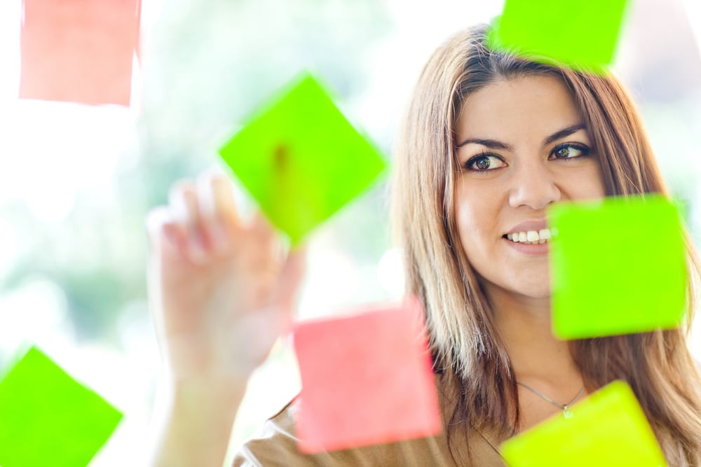 Beautiful business woman multitasking with lots of post-its